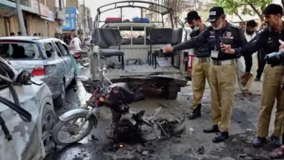 Pakistan News : पाकिस्तान में पुलिस अधिकारी की गाड़ी को निशाना बना रिमोट कंट्रोल से धमाका, 4 की मौत Pakistan News : पाकिस्तान में पुलिस अधिकारी की गाड़ी को निशाना बना रिमोट कंट्रोल से धमाका, 4 की मौत