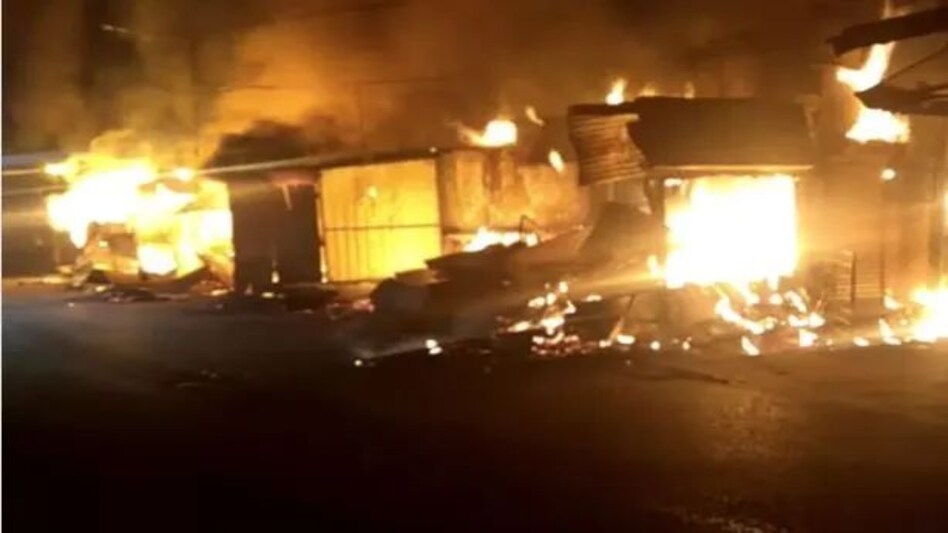 Jamshedpur clashes : जमशेदपुर में आग तो बुझ गई, मगर दहशत और तनाव का धुआं बरकरार Jamshedpur clashes : जमशेदपुर में आग तो बुझ गई, मगर दहशत और तनाव का धुआं बरकरार