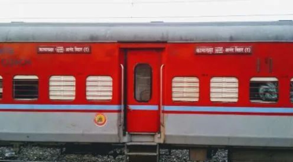 चलती ट्रेन में यात्री ने खुद को गोली मारी West Bengal: Passenger shot himself in a moving train