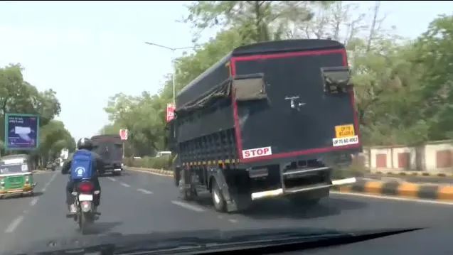 Atiq on the Way to Prayagraj: पुलिस की गाड़ी में लगता है माफिया डॉन अतीक को डर Atiq on the Way to Prayagraj: पुलिस की गाड़ी में लगता है माफिया डॉन अतीक को डर