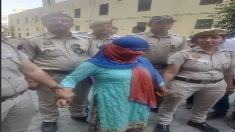 बहू ने अपने बॉयफ्रेंड के साथ मिल कर सास-ससुर की हत्या की, देखें बहू का 'रोने' वाला वीडियो बहू ने अपने बॉयफ्रेंड के साथ मिल कर सास-ससुर की हत्या की, देखें बहू का 'रोने' वाला वीडियो
