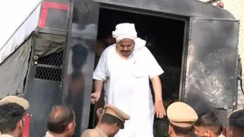 Atiq Ahmad : अतीक अहमद को प्रयागराज लाते समय रास्ते में खराब हुई पुलिस वैन, उमेश पाल हत्याकांड में पूछे जाएंगे ये 5 सवाल, जानें Atiq Ahmad : अतीक अहमद को प्रयागराज लाते समय रास्ते में खराब हुई पुलिस वैन, उमेश पाल हत्याकांड में ...