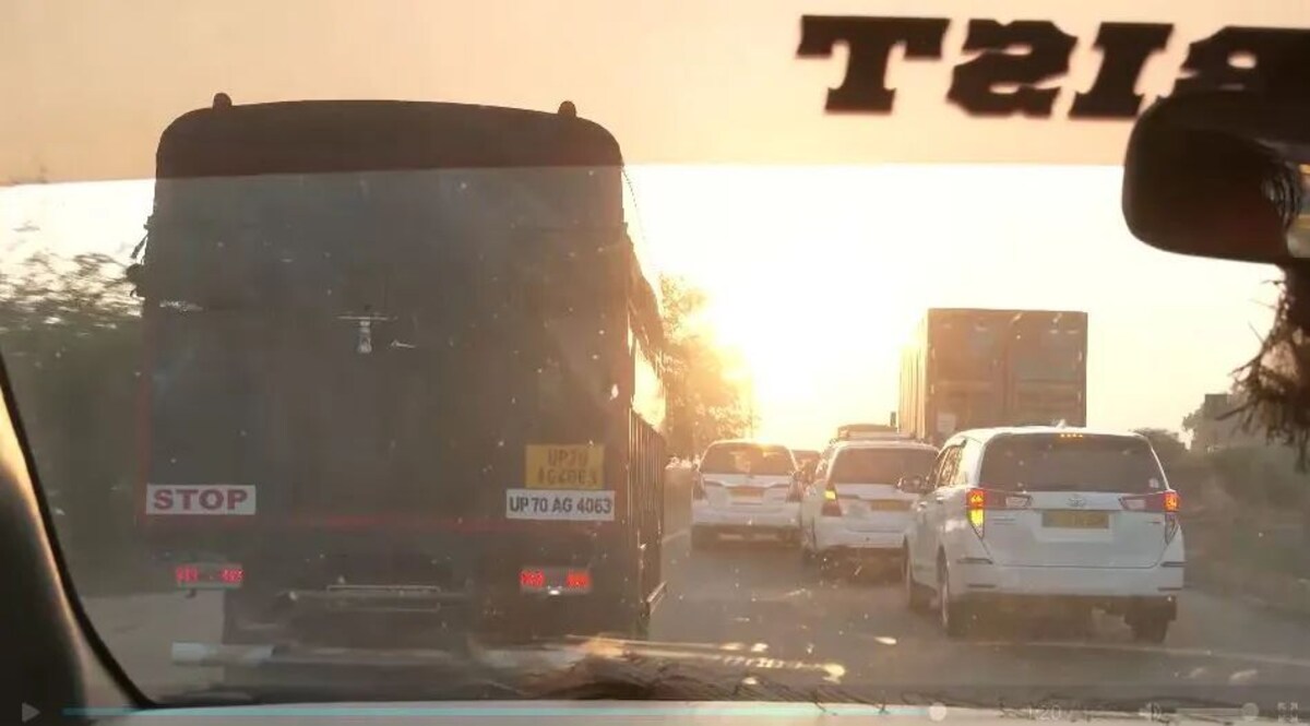 Atiq on the Way to Prayagraj: डरे हुए डॉन ने कहा, मीडिया की वजह ज़िंदा हूं, कैमरे न होते तो क़त्ल हो जाता मीडिया की गाड़ियों के घेरे में आगे बढ़ता काफिला। इसी गाड़ी में है यूपी का माफिया डॉन अतीक अहमद