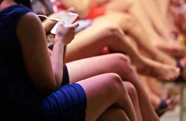 Kanpur News: बदनाम मंडी में शराब के लिए मां ने बेची अपनी बेटी, पुलिस ने रेस्क्यू मिशन चलाकर बचाई लड़की की जिंदगी Social Media