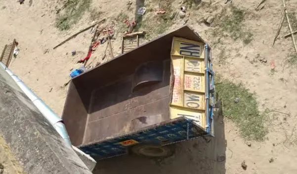 UP News: चलते-चलते अचानक पुल से नीचे गिरी ट्रेक्टर ट्रॉली, 12 से ज्यादा लोगों की हुई मौत UP News: चलते-चलते अचानक पुल से नीचे गिरी ट्रेक्टर ट्रॉली, 12 से ज्यादा लोगों की हुई मौत