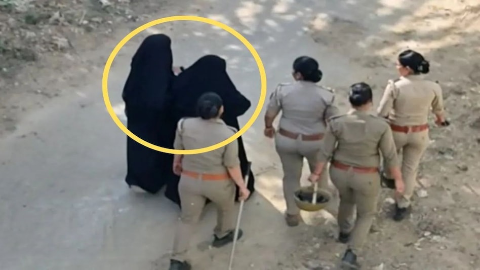 असद के जनाजे में आई बुर्के वाली महिला, देखते ही महिला पुलिस ने घेरा, सामने आई ये सच्चाई? असद के जनाजे में आई बुर्के वाली महिला, देखते ही महिला पुलिस ने घेरा, सामने आई ये सच्चाई?