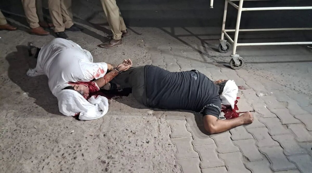 अतीक अहमद और अशरफ की गोली मारकर हत्या., प्रयागराज में मेडिकल कॉलेज के पास फायरिंग अतीक अहमद को मेडिकल के लिए ले जा रही पुलिस की गाड़ी पर हमला हुआ है.