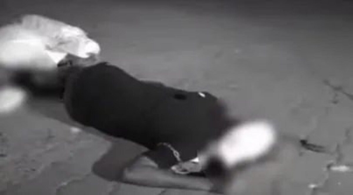 Atiq and Ashraf Murder: जब गोलियां चल रही थी, कुछ पुलिसकर्मी पीछे हटते हुए दिखाई दिए, 17 पुलिस कर्मियों को सस्पेंड किया गया Atiq and Ashraf Murder Latest