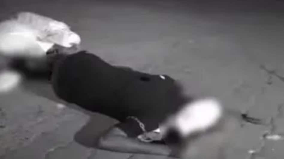 Atiq and Ashraf Murder: जब गोलियां चल रही थी, कुछ पुलिसकर्मी पीछे हटते हुए दिखाई दिए, 17 पुलिस कर्मियों को सस्पेंड किया गया Atiq and Ashraf Murder: जब गोलियां चल रही थी, कुछ पुलिसकर्मी पीछे हटते हुए दिखाई दिए, 17 पुलिस कर...