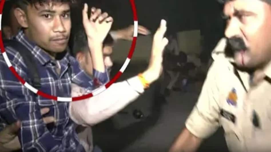 Atiq and Ashraf: आरोपियों के पास से एक न्यूज चैनल का माइक मिला, तीन बाइक से आए थे हमलावर Atiq and Ashraf: आरोपियों के पास से एक न्यूज चैनल का माइक मिला, तीन बाइक से आए थे हमलावर