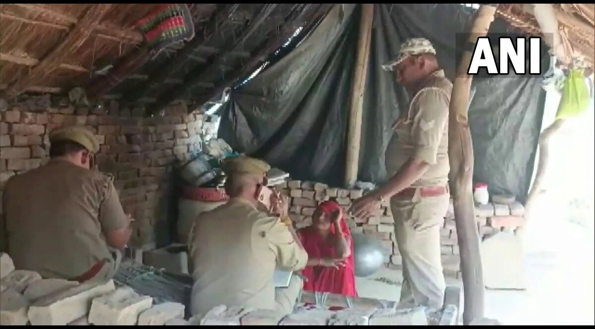 अतीक-अशरफ को गोली मारने वाला अरुण मौर्य रहता झोपड़ी में है, पर बंदूक 8 लाख की चलता है, भला कैसे? यह अतीक-अशरफ को गोली मारने वाले अरुण मौर्य का घर है.