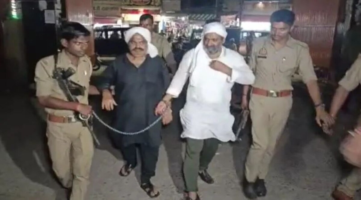 एक हथकड़ी में इसलिये जकड़े थे अतीक अहमद और अशरफ के हाथ, 40 सेकंड में चली थीं 18 गोलियां! एक ही हथकड़ी में जकड़े थे अतीक और अशरफ