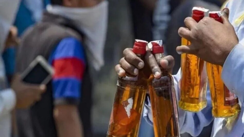 Bihar News: बिहार में जहरीली शराब से मरने वालों की संख्या 26 हुई, पांच थानाध्यक्ष निलंबित Bihar News: बिहार में जहरीली शराब से मरने वालों की संख्या 26 हुई, पांच थानाध्यक्ष निलंबित