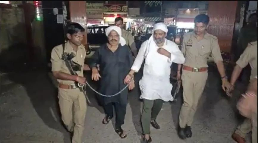 Atiq Ashraf Exclusive: साबरमती जेल में बैठ के धमकी देता था अतीक, बिल्डर से मांगे थे 5 करोड़ Atiq Ashraf Exclusive: साबरमती जेल में बैठ के धमकी देता था अतीक, बिल्डर से मांगे थे 5 करोड़