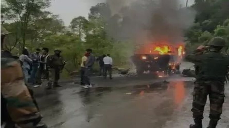 Jammu news : पुंछ में सेना की गाड़ी में आग, 4 जवानों की जिंदा जलकर मौत Jammu news : पुंछ में सेना की गाड़ी में आग, 4 जवानों की जिंदा जलकर मौत