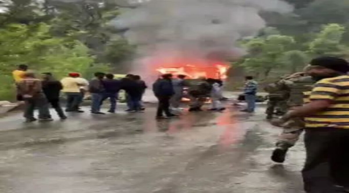 पुंछ में सेना की गाड़ी पर 50 राउंड फायरिंग, पांच जवान शहीद, आतंकी हमले के पीछे जैश का हाथ जम्मू कश्मीर के पुंछ में सेना की गाड़ी पर आतंकी हमला पांच जवान शहीद