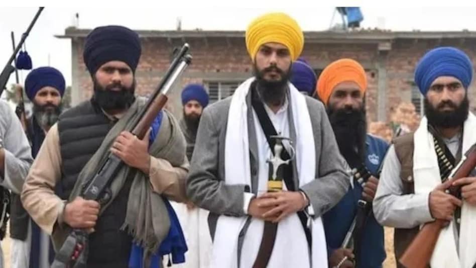 Amritpal Singh : असम के लिए स्पेशल प्लेन के जरिए निकली पंजाब पुलिस Amritpal Singh : असम के लिए स्पेशल प्लेन के जरिए निकली पंजाब पुलिस