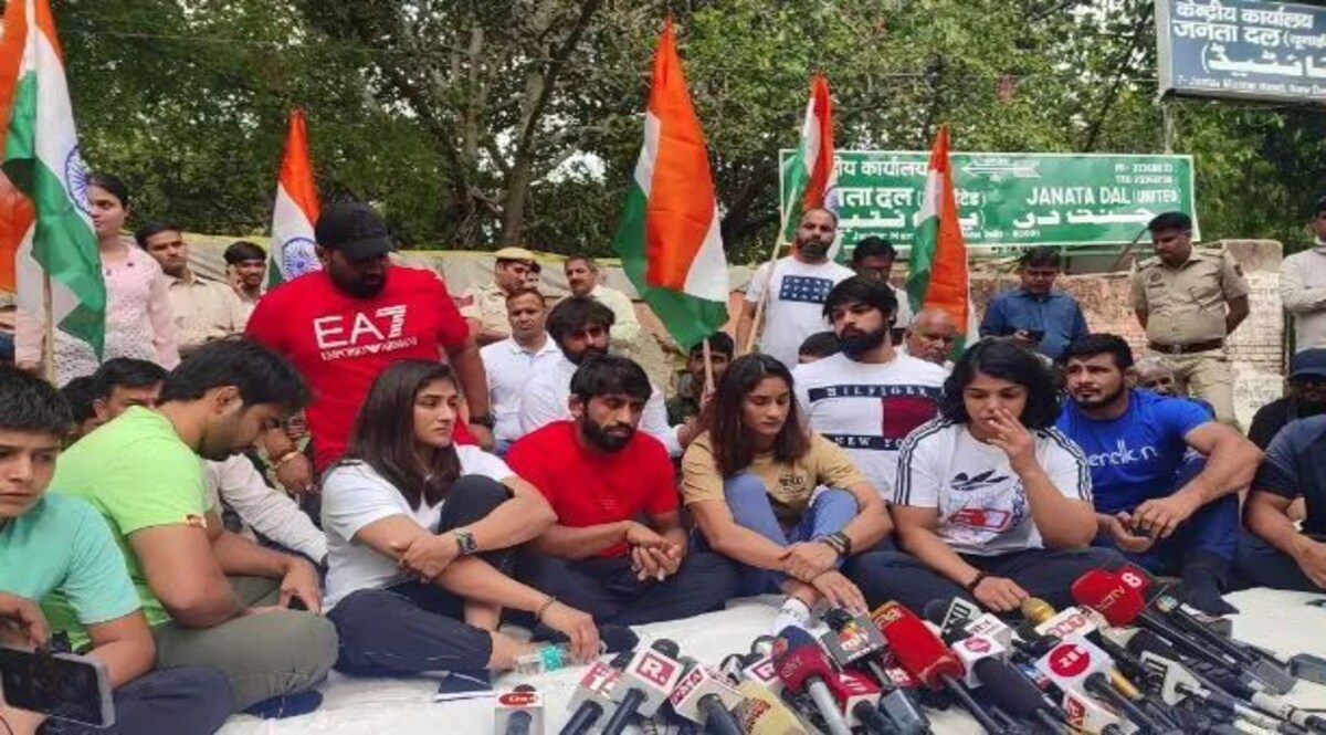 अखाड़ा छोड़कर जंतर मंतर पर फिर अपना दांव आजमाने उतरे पहलवान, नहीं लिखी जा रही FIR तीन महीने बाद एक बार फिर पहलवान अखाड़ा छोड़कर जंतर मंतर में धरने पर बैठे