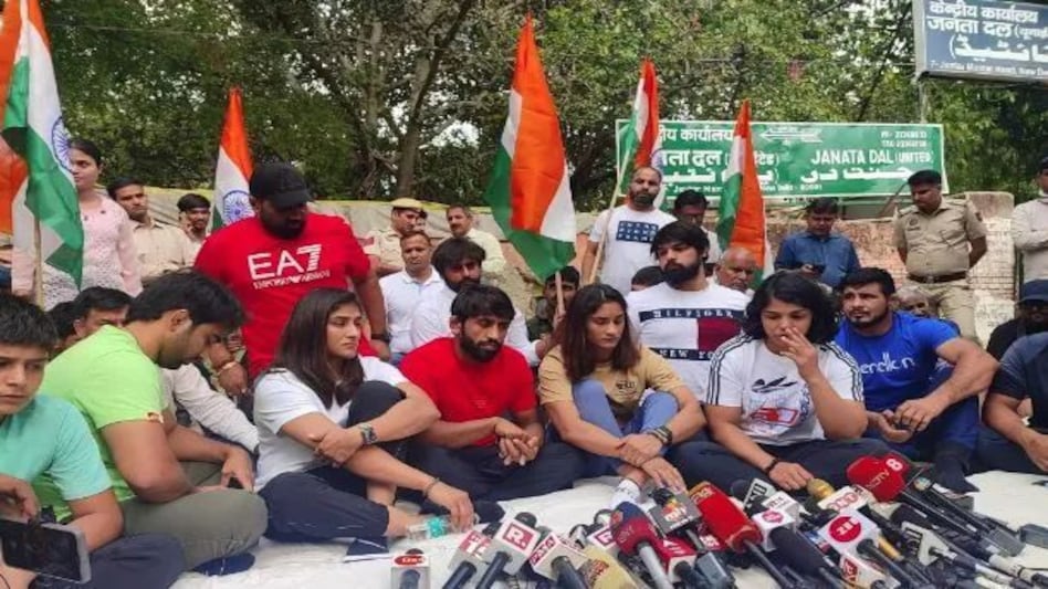 अखाड़ा छोड़कर जंतर मंतर पर फिर अपना दांव आजमाने उतरे पहलवान, नहीं लिखी जा रही FIR अखाड़ा छोड़कर जंतर मंतर पर फिर अपना दांव आजमाने उतरे पहलवान, नहीं लिखी जा रही FIR