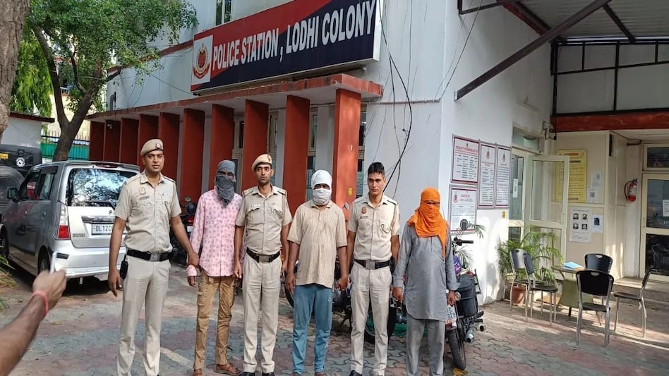 Delhi Crime: साधु और सपेरा मिलकर इस तरह करते थे लूटपाट, 300 सीसीटीवी से पुलिस ने पकड़ा Delhi Crime: साधु और सपेरा मिलकर इस तरह करते थे लूटपाट, 300 सीसीटीवी से पुलिस ने पकड़ा