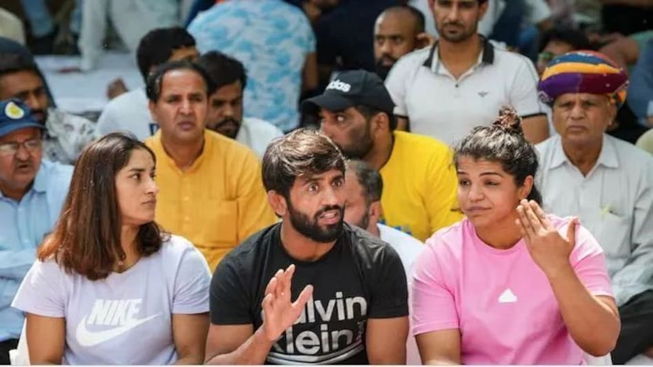 कुश्ती महासंघ के खिलाफ पहलवानों का संगीन आरोप, पैसे का ऑफर देने के भी हैं सबूत! कुश्ती महासंघ के खिलाफ पहलवानों का संगीन आरोप, पैसे का ऑफर देने के भी हैं सबूत!