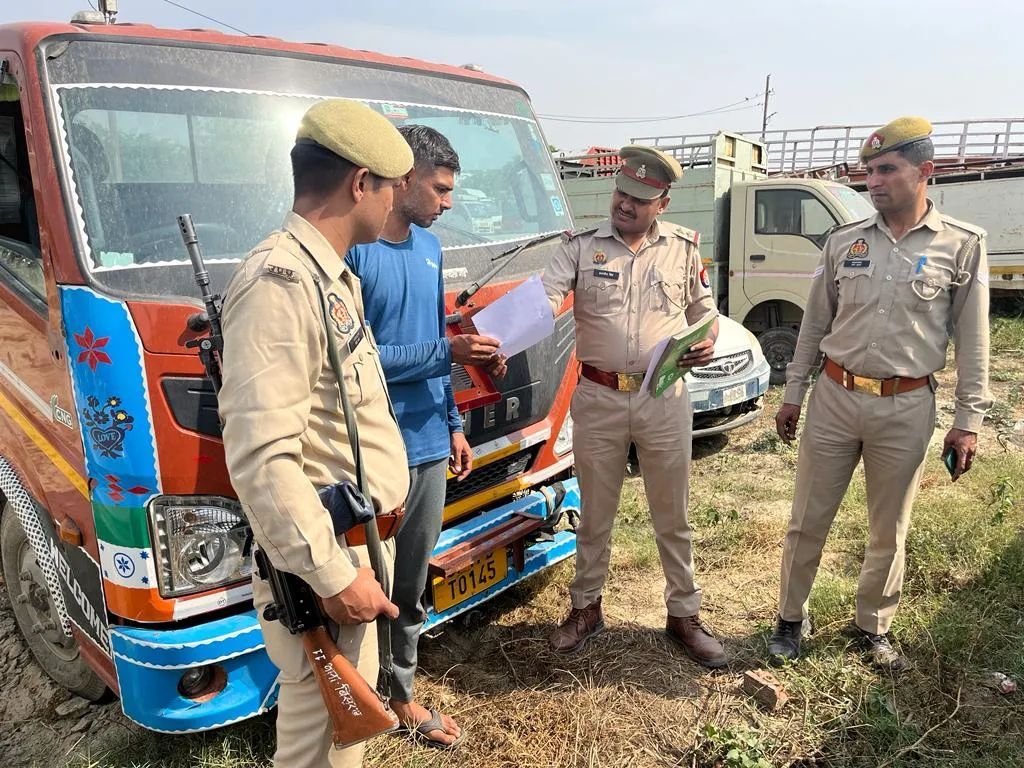 UP Crime: दरोगा सहित तीन पुलिसकर्मियों पर डंपर चढ़ाने की कोशिश, चालक गिरफ्तार जांच में जुटी पुलिस