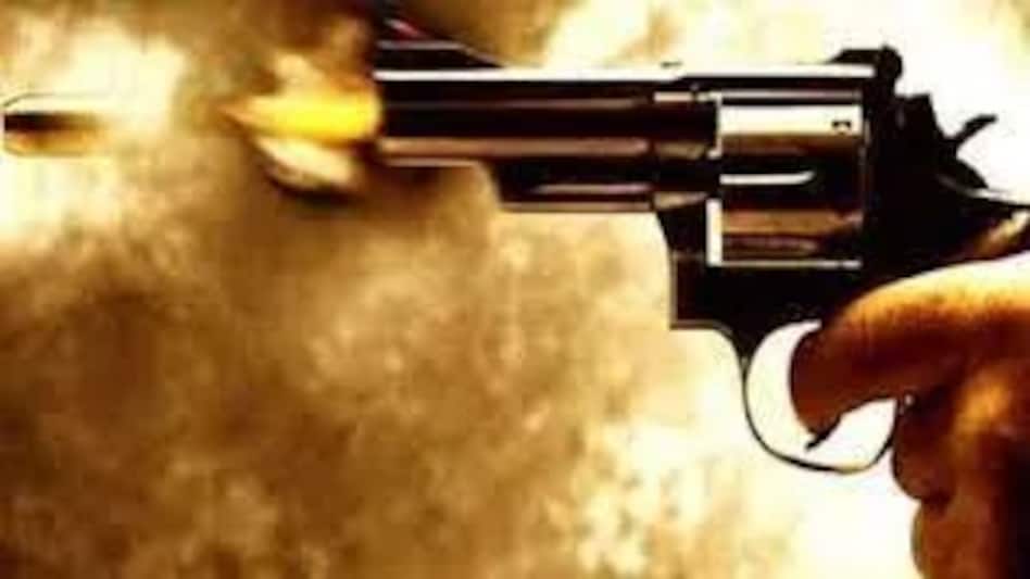 MP News: एकतरफा प्यार में प्रेमी ने घर के बाहर युवती को मारी गोली, मौके पर मौत MP News: एकतरफा प्यार में प्रेमी ने घर के बाहर युवती को मारी गोली, मौके पर मौत