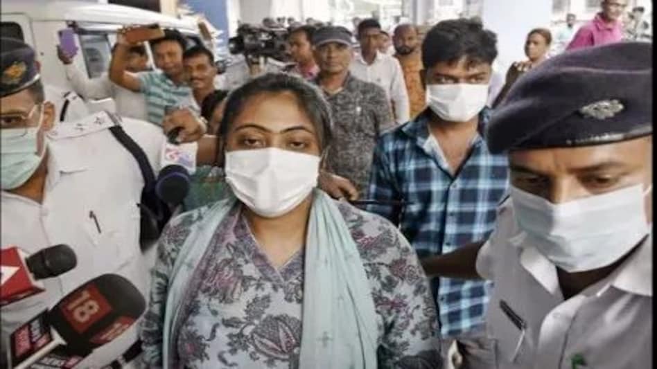 ईडी ने मनी लॉन्ड्रिंग केस में TMC नेता अनुब्रत मंडल की बेटी सुकन्या को गिरफ्तार किया ईडी ने मनी लॉन्ड्रिंग केस में TMC नेता अनुब्रत मंडल की बेटी सुकन्या को गिरफ्तार किया