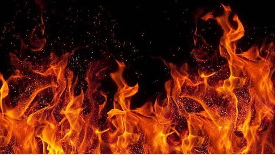 World News: पाकिस्तान में ट्रेन में आग लगी, सात लोगों की मौत World News: पाकिस्तान में ट्रेन में आग लगी, सात लोगों की मौत