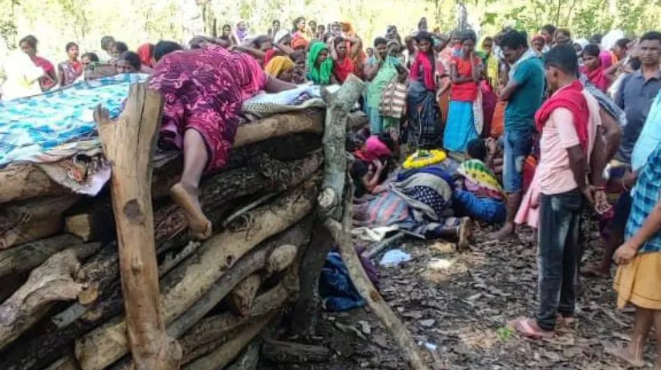  Chhattisgarh News : दिल तड़पा देने वाली मार्मिक तस्वीर, शहीद पति की चिता पर सो गई पत्नी! 
