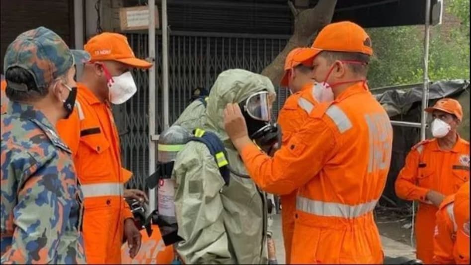 लुधियाना में गैस लीक, बच्चों समेत 9 लोगों की मौत, 11 बेहोश, मौके पर पहुंची NDRF टीम लुधियाना में गैस लीक, बच्चों समेत 9 लोगों की मौत, 11 बेहोश, मौके पर पहुंची NDRF टीम