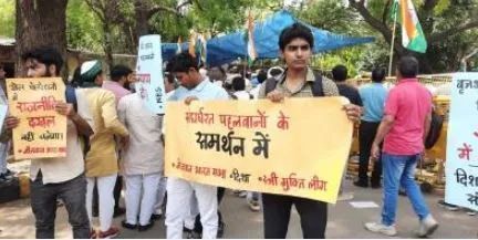 जै धरना यूं ही चालेगा… जंतर मंतर पर जय जवान, जय किसान और जय पहलवान का नारा जै धरना यूं ही चालेगा… जंतर मंतर पर जय जवान, जय किसान और जय पहलवान का नारा