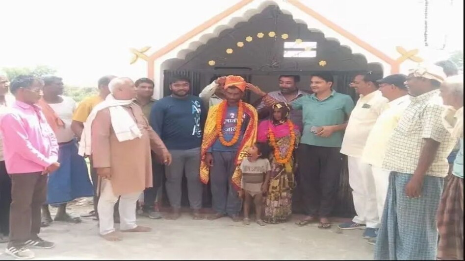 10 बच्चों की मां कुंवारे बॉयफ्रेंड संग भागी, रंगेहाथ पकड़ी गई तो गांववालों ने ये बड़ा कांड कर दिया 10 बच्चों की मां कुंवारे बॉयफ्रेंड संग भागी, रंगेहाथ पकड़ी गई तो गांववालों ने ये बड़ा कांड कर दिया