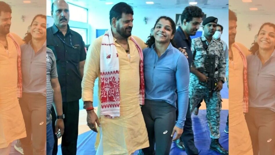 “साक्षी मलिक मेरे से किस तरह से लिपटी पड़ी थी'', साक्षी मलिक के साथ वाली फोटो पर बृजभूषण ने सबकुछ बताया “साक्षी मलिक मेरे से किस तरह से लिपटी पड़ी थी'', साक्षी मलिक के साथ वाली फोटो पर बृजभूषण ने सबकुछ ब...