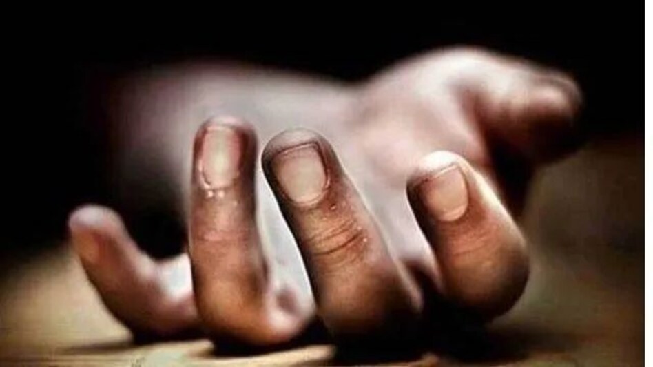 तीन दिन तक फ्लैट में सड़ती रही एनआरआई बेटे की लाश, मां ने खोला दरवाजा फिर... तीन दिन तक फ्लैट में सड़ती रही एनआरआई बेटे की लाश, मां ने खोला दरवाजा फिर...