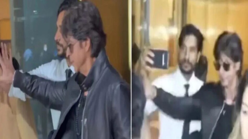 शाहरुख खान ने अपने फैन से की बदसलूकी, सेल्फी लेने की कोशिश कर रहे प्रशंसक का हाथ झटका शाहरुख खान ने अपने फैन से की बदसलूकी, सेल्फी लेने की कोशिश कर रहे प्रशंसक का हाथ झटका