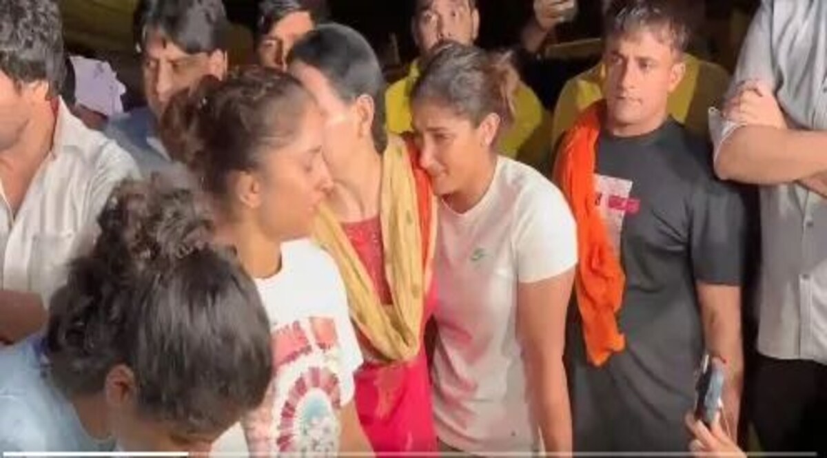 बस इतनी सी बात थी... और आधी रात को जंतर मंतर पर हो गया 'ड्रामा' आधी रात को दिल्ली पुलिस से झड़प के बाद बिलख पड़ीं महिला पहलवान