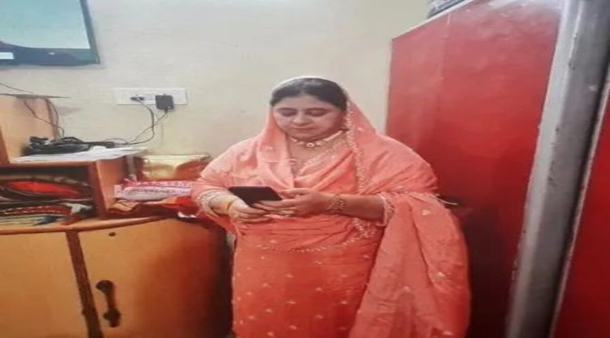 ट्रिन...ट्रिन ...ट्रिन...हेलो, पुलिस कंट्रोल रूम...बस में अतीक की बीवी शाइस्ता बैठी है..! शाइस्ता के बस में होने की खबर पाकर पुलिस हुई अलर्ट