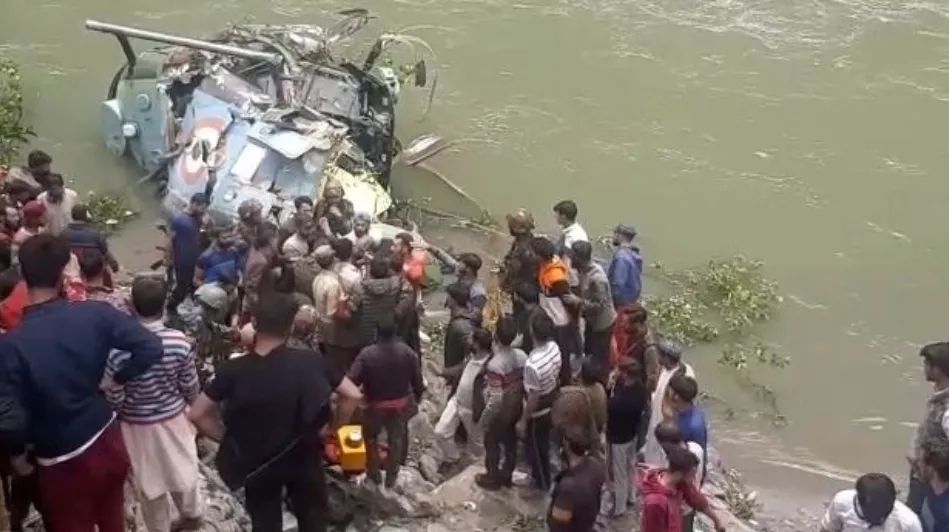 सेना का हेलीकॉप्टर किश्तवाड़ में दुर्घटनाग्रस्त, गंभीर रूप से घायल तकनीशियन की मौत