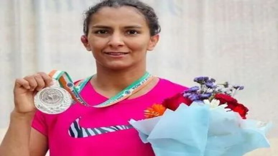 गीता फोगाट को हिरासत में लिया गया, हरियाणा बार्डर पर कई और पहलवानों को रोका गीता फोगाट को हिरासत में लिया गया, हरियाणा बार्डर पर कई और पहलवानों को रोका