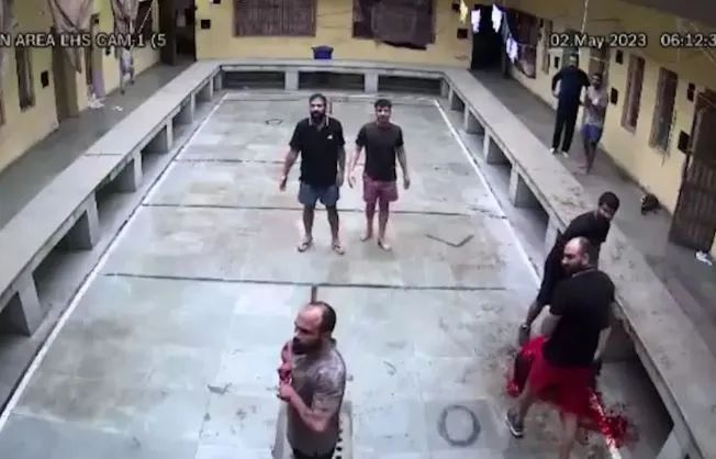 बैरक से इस खतरनाक गैंगस्टर को घसीट कर सबके सामने मार डाला, एक भी पुलिसवाला बचाने नहीं आया बैरक से इस खतरनाक गैंगस्टर को घसीट कर सबके सामने मार डाला, एक भी पुलिसवाला बचाने नहीं आया