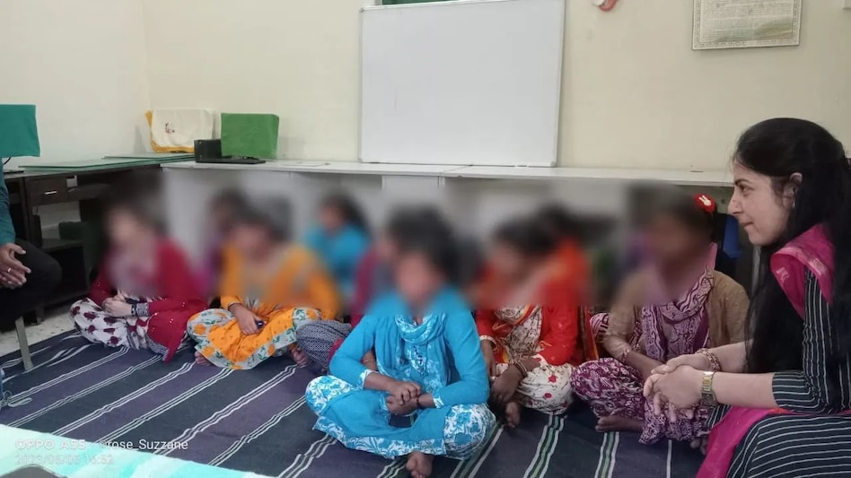 बेंगलुरु से रेस्क्यू कराई गईं 11 लड़कियों को भेजा जाएगा उनके घर बेंगलुरु से रेस्क्यू कराई गईं 11 लड़कियों को भेजा जाएगा उनके घर