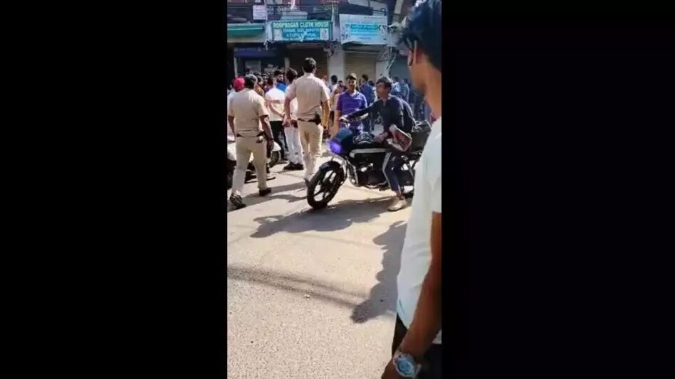 दिल्ली में गुपचुप तरीके से चलाए जा रहे हुक्का बार में नाबालिग लड़के की गोली मारकर हत्या दिल्ली में गुपचुप तरीके से चलाए जा रहे हुक्का बार में नाबालिग लड़के की गोली मारकर हत्या