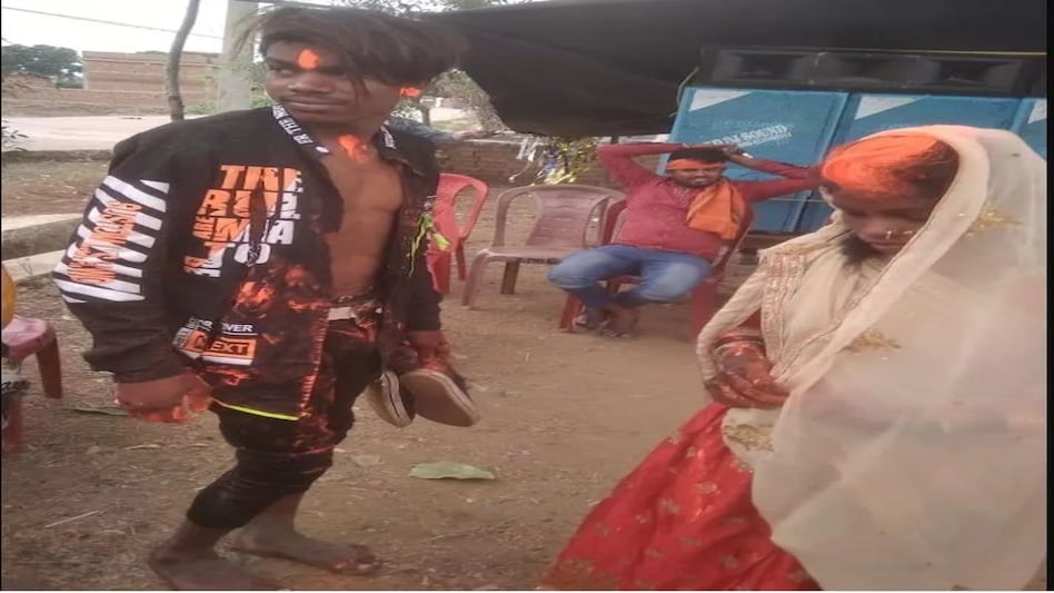 दूल्हा वरमाला डालने ही वाला था तभी प्रेमी ने दुल्हन की मांग भर दी, फिर... दूल्हा वरमाला डालने ही वाला था तभी प्रेमी ने दुल्हन की मांग भर दी, फिर...