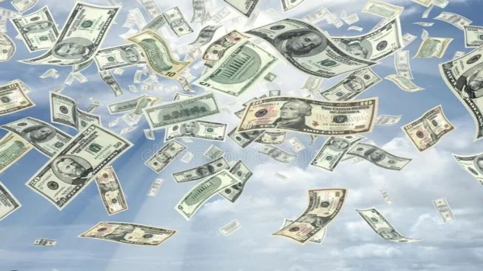 रजाई धोकर जैसे ही बालकॉनी में सुखाने डाली तो होने लगी डॉलर की बरसात, किस्सा बेहद दिलचस्प है रजाई धोकर जैसे ही बालकॉनी में सुखाने डाली तो होने लगी डॉलर की बरसात, किस्सा बेहद दिलचस्प है