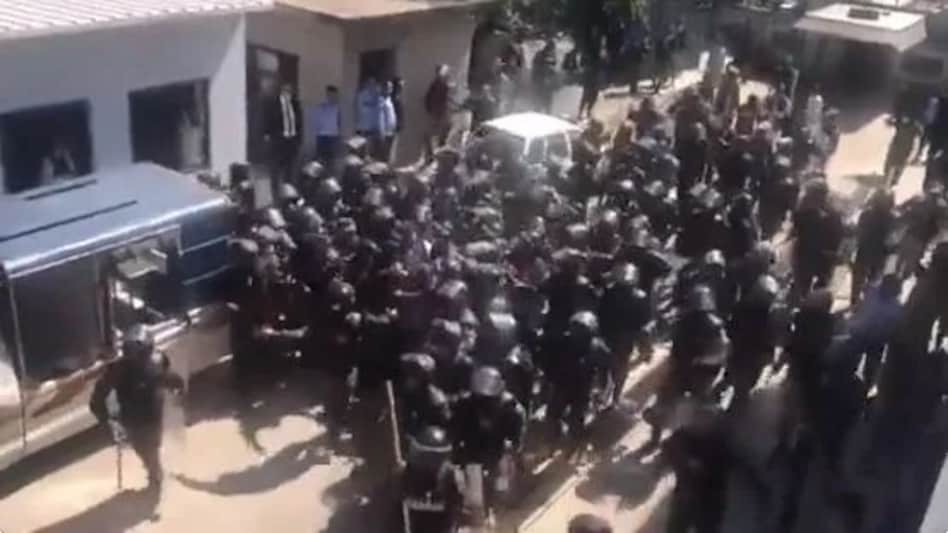 Pak Former PM Imran Khan: इस वजह से किया पाकिस्तान के पूर्व पीएम इमरान खान को गिरफ्तार, देखें वीडियो Pak Former PM Imran Khan: इस वजह से किया पाकिस्तान के पूर्व पीएम इमरान खान को गिरफ्तार, देखें वीडिय...