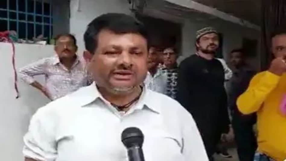 हामिद कुर्ता पायजामा पहन नमाज पढ़ने जा रहा था और CCTV में उसे गुड्डू मुस्लिम बता वायरल कर दिया गया हामिद कुर्ता पायजामा पहन नमाज पढ़ने जा रहा था और CCTV में उसे गुड्डू मुस्लिम बता वायरल कर दिया गया