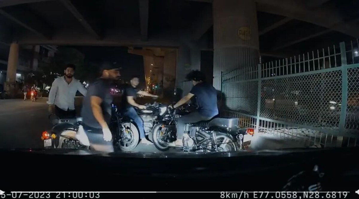कैमरे में कैद दिल्ली के बुलेट वाले गुंडों की गुंडागर्दी, डिपर देने पर कार सवार को सरेआम पीटा, देखिए Video डिपर देने पर कार सवार को सरेआम पीटा