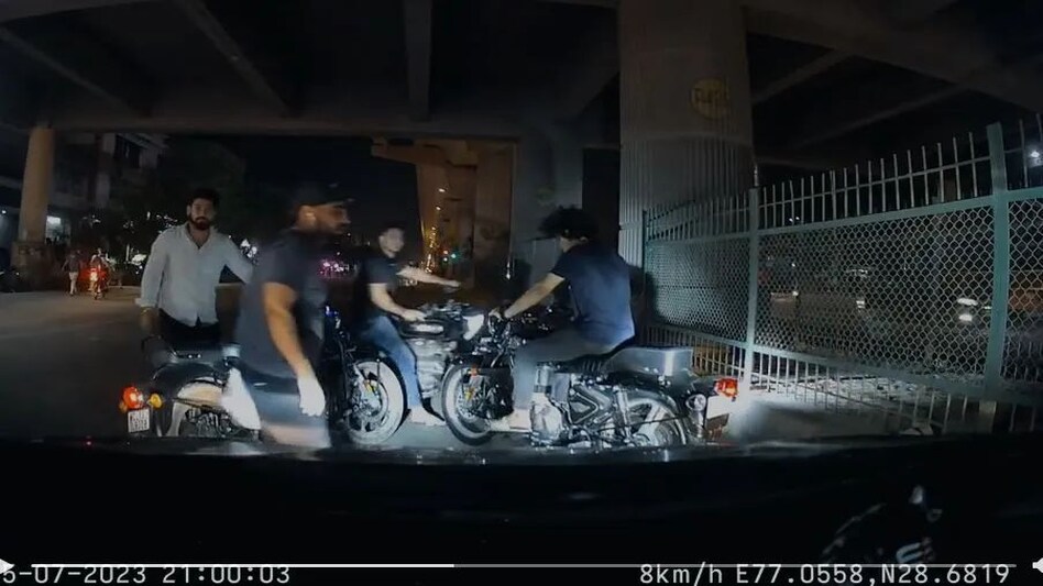 कैमरे में कैद दिल्ली के बुलेट वाले गुंडों की गुंडागर्दी, डिपर देने पर कार सवार को सरेआम पीटा, देखिए Video कैमरे में कैद दिल्ली के बुलेट वाले गुंडों की गुंडागर्दी, डिपर देने पर कार सवार को सरेआम पीटा, देखिए...