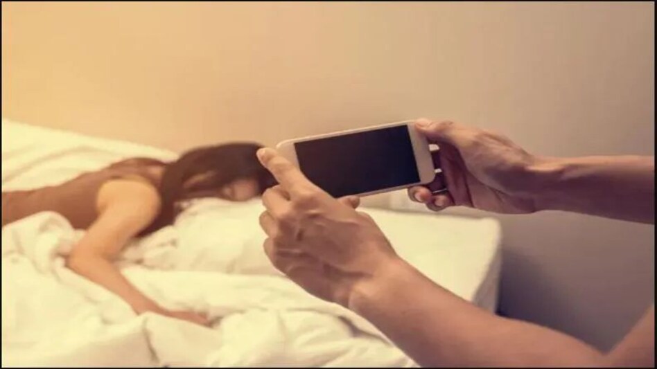 लड़की को न्यूड फोटो पोस्ट करने को किया मजबूर, सेक्स की डिमांड संग ब्लैकमेलिंग लड़की को न्यूड फोटो पोस्ट करने को किया मजबूर, सेक्स की डिमांड संग ब्लैकमेलिंग